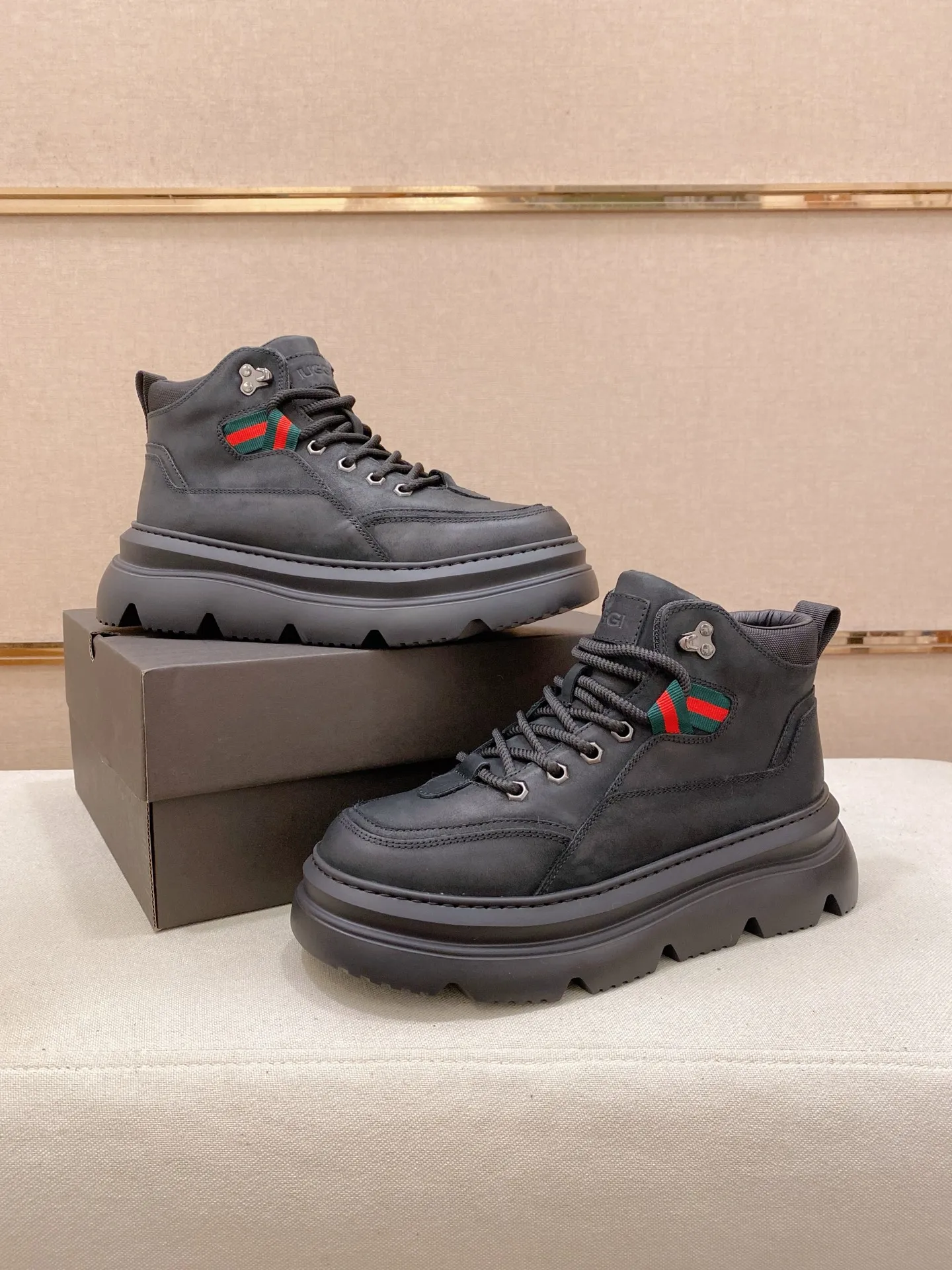 Factory price: 700💰New UGG fur-integrated men's simple and fashionable snow shoes. The most worth buying at the end of this year are warm casual shoes. Whether you are out and about at home, their comfortable and warm performance will be your most suitable fashion companion! The material is cowhide upper and imported wool is used inside. Two layers of cowhide for warmth and comfort! The eva+ rubber patch outsole is cushioned, non-slip and wear-resistant, and has good elasticity. It is light and wear-resistant, comfortable and soft, and the new simple cut is more fashionable. It has both practicality and fashion sense, so you no longer have to worry about how to match it in winter, while still maintaining your fashionable taste. High-quality genuine wool produced in Dongguan. The material depends on the details! Size: 39-40-41-42-43-44-45 sneaker size